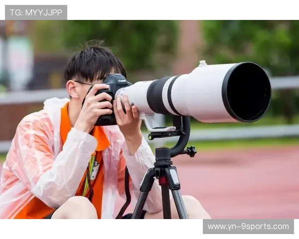 赛场外摄影师作品集举办展览呈现不为人知的赛场瞬间，赛事摄影师用什么相机